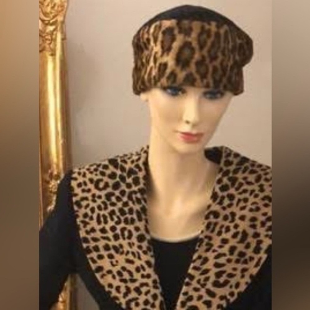 Astonishing! Knit Jacket With extra large leopard print shawl collar and buttons